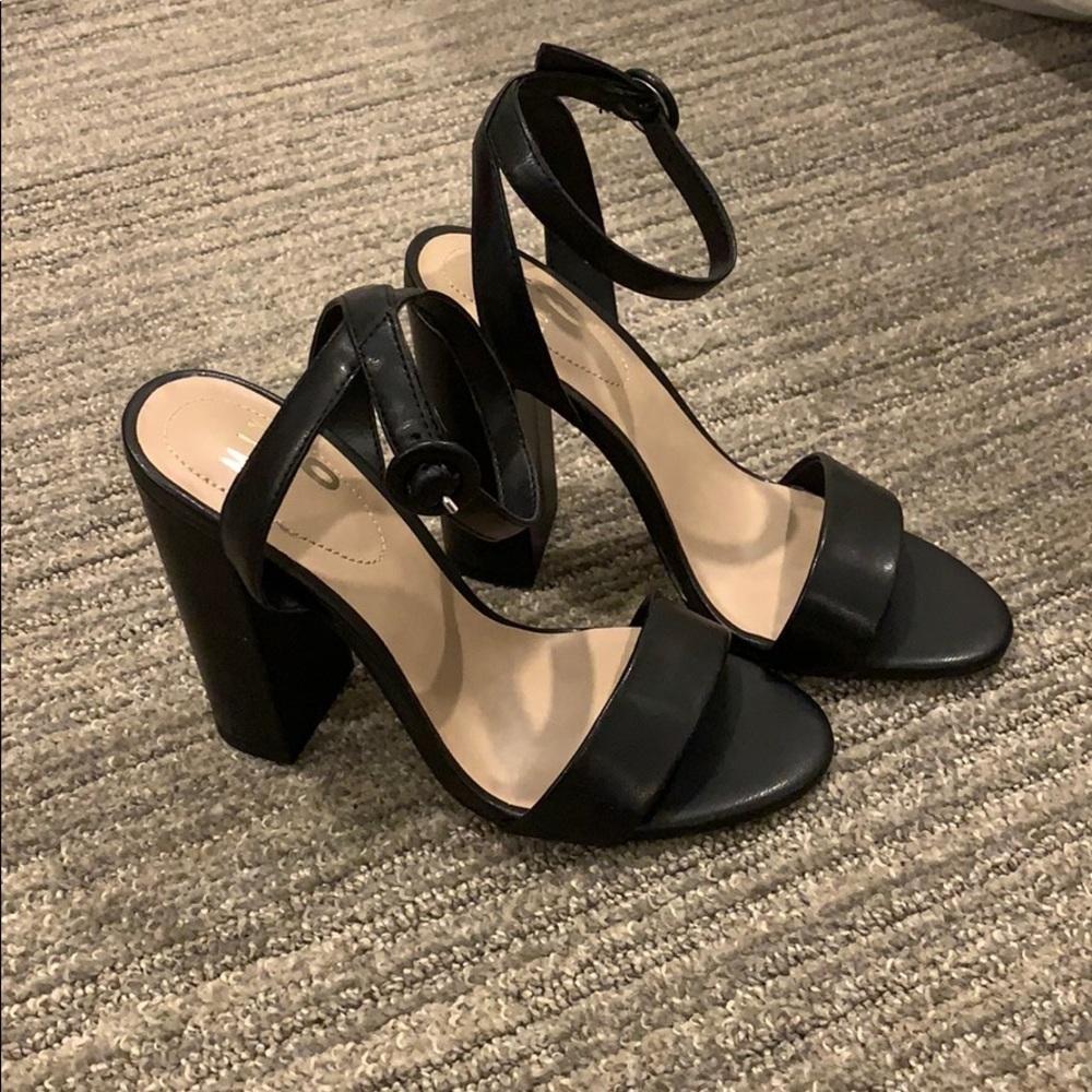 Size 6 black sandals
